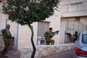 Israeli soldiers conduct searches, after earlier a Palestinian terrorist stabbed an Israeli reserve IDF officer in the West Bank settlement of Efrat, in Gush Etzion on September 18, 2016. Photo by Gerson Elinson/Flash90 *** Local Caption *** ???? ?????? ????? ???? ????? ????? ?????? ???? ???????